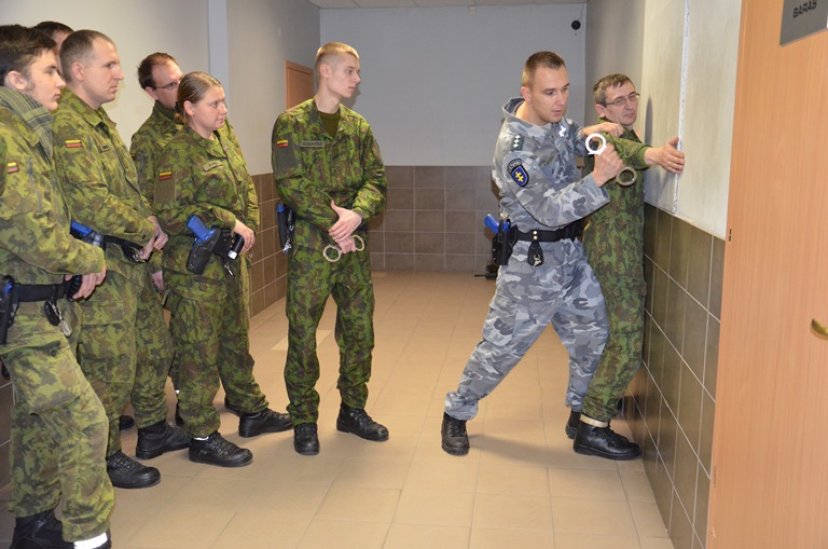 Karių bendradarbiavimas su Lietuvos policijos mokykla
