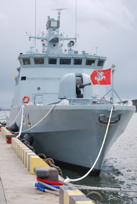 Į Karinių jūrų pajėgų patrulinį laivą atsitrenkė lavias vilkikas: apgadintas karinio laivo korpusas