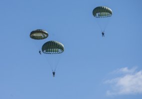 Karo akademijos kariūnai savo drąsą išmėgino parašiutinio rengimo pratybose - 5