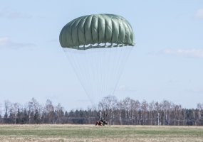 Karo akademijos kariūnai savo drąsą išmėgino parašiutinio rengimo pratybose - 6