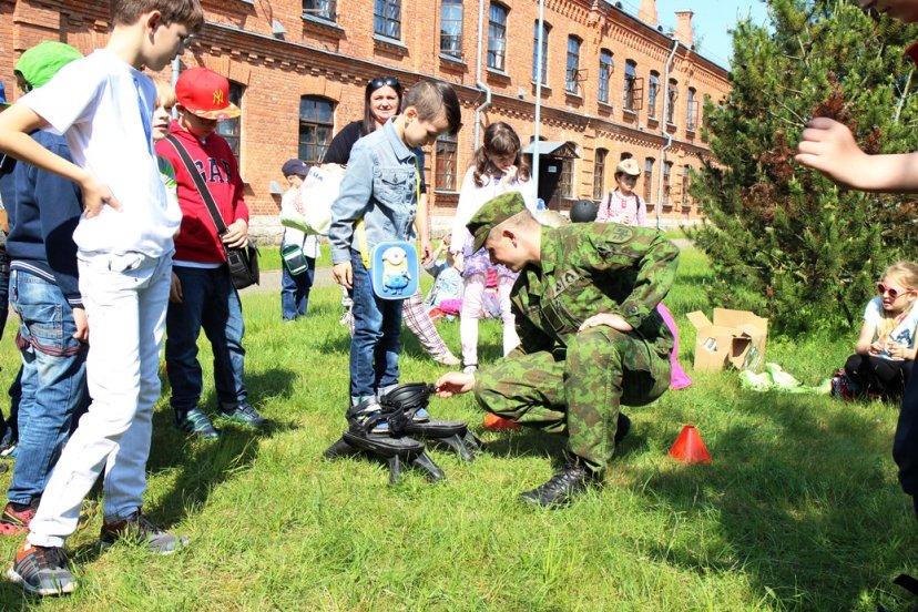 Gausus jaunimo būrys atvirų durų dieną susirinko į  Juozo Vitkaus inžinerijos batalioną