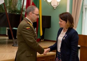 Krašto apsaugos ministras Baltijos gynybos koledže karininkams ir civiliams įteikė kursų baigimo... - 5