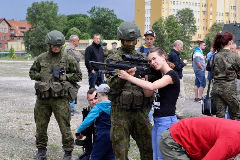 Lenkijos Elkos miesto gyventojams „ANAKONDA-16” pratybų dalyviai pristatė savo ginkluotę