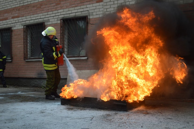 Karinių jūrų pajėgų laivų įgulų nariai dalyvavo priešgaisriniuose mokymuose