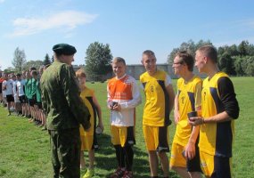 Vaikai kartu su NATO štabo kariais žaidė futbolą su Europos čempionato nugalėtojos Portugalijos... - 2
