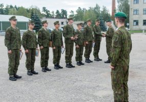 Didžiojo Lietuvos etmono Jonušo Radvilos mokomajame pulke Bazinį kario kursą baigė nuolatinės... - 2