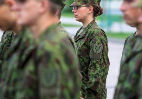 Didžiojo Lietuvos etmono Jonušo Radvilos mokomajame pulke Bazinį kario kursą baigė nuolatinės... - 4
