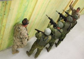 Naujame „Mūšis mieste“ treniruočių rajone JAV kariai treniruoja šaudybos instruktorius - 1