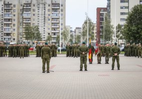 Į atsargą išleisti paskutiniai 2015 m. šaukimo nuolatinės privalomosios pradinės karo tarnybos... - 1
