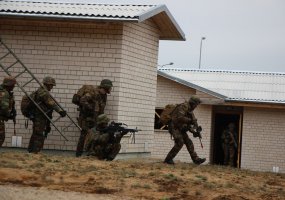 Tarptautinės pajėgos šturmuoja apgyvendintą vietovę - 2