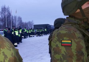 Aktyvuotos Lietuvos kariuomenės Taikos meto užduočių pajėgos - kariai dalyvauja policijos... - 1