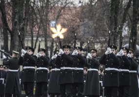 Garbės sargybos kuopos kariai minėdami 25-asias įkūrimo metines atliko rekordinę salvę - 5