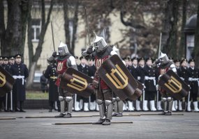 Garbės sargybos kuopos kariai minėdami 25-asias įkūrimo metines atliko rekordinę salvę - 6
