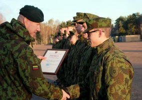 Didžiojo Lietuvos etmono Jonušo Radvilos mokomajame pulke Bazinį kario kursą baigė nuolatinės... - 2