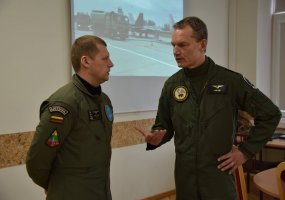 Karinių oro pajėgų Aviacijos bazėje lankėsi Nyderlandų karinių oro pajėgų vadas - 1