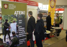Knygų mugės lankytojai susipažįsta su naujausiais Lietuvos karo akademijos leidiniais - 1