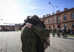 Šauktinių išleidimo į atsargą ceremonijose – apdovanojimai, kariškas repas ir sužadėtuvės  - 2
