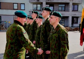 Šauktinių išleidimo į atsargą ceremonijose – apdovanojimai, kariškas repas ir sužadėtuvės  - 3
