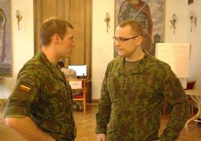  Oro pajėgų kariai sėkmingai tobulina gebėjimą planuoti bei vykdyti oro erdvės kontrolės ir... - 1