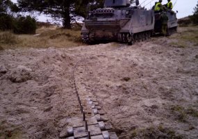Lietuvos kariai pratybose Danijoje taktinius veiksmus treniravosi naudodami kovinius šaudmenis - 1
