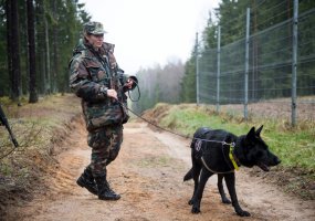 Lietuvos kariai treniruojasi kartu su Valstybės sienos apsaugos tarnybos pareigūnais pratybose... - 1