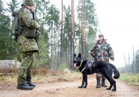 Lietuvos kariai treniruojasi kartu su Valstybės sienos apsaugos tarnybos pareigūnais pratybose... - 3