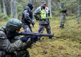 Lietuvos kariai treniruojasi kartu su Valstybės sienos apsaugos tarnybos pareigūnais pratybose... - 6