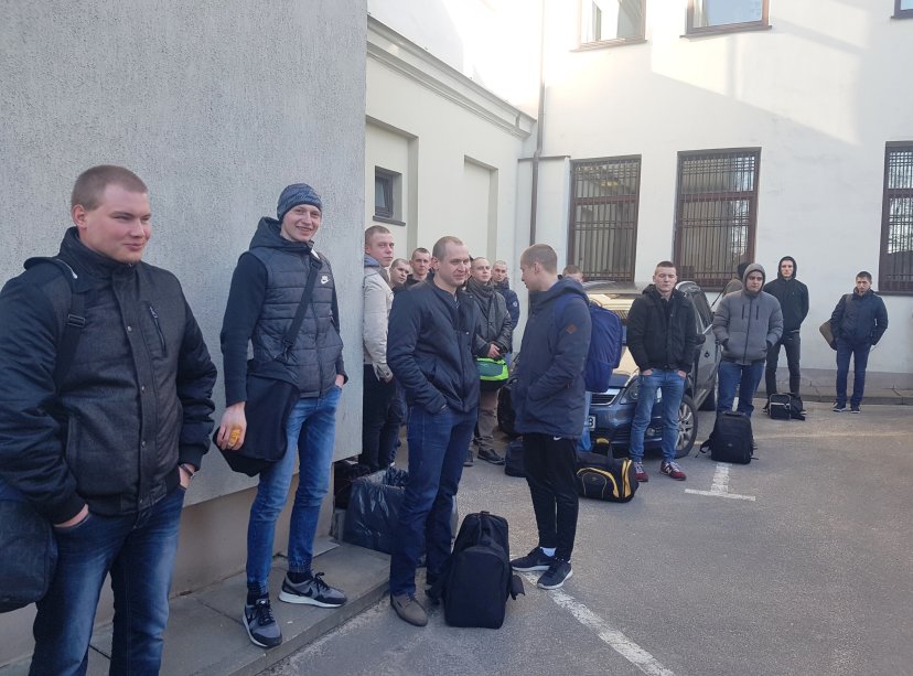Tarnybą pradeda pirmieji 2017 m. šauktiniai