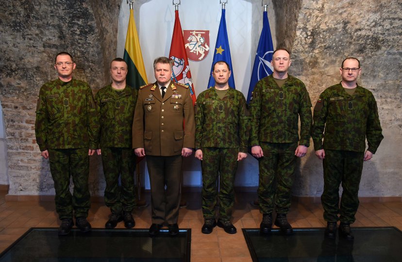 Lietuvos kariuomenės vadas ir vyriausiasis puskarininkis suteikė seržanto majoro karinius laipsnius