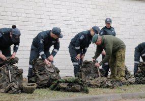 Bazinį kario savanorio įgūdžių kursą pradėjo Lietuvos policijos mokyklos kursantai ir kariai... - 2