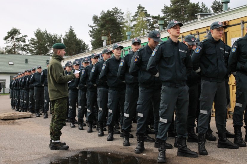 Bazinį kario savanorio įgūdžių kursą pradėjo Lietuvos policijos mokyklos kursantai ir kariai...