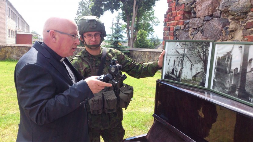 „Geležinis vilkas 2017“. Karinių operacijų fone - šilti civilių ir karių ryšiai