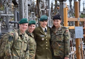 Kryžių kalne NATO priešakiniame batalione tarnaujantys kariai pastatė kryžių - 3
