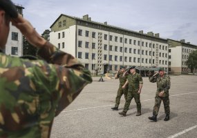 Tarnybą Lietuvoje baigęs NATO kovinės grupės vadas plk. ltn. Ch. Huber:  - 5