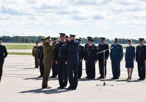 Karinių oro pajėgų Aviacijos bazei vadovaus pulkininkas leitenantas Antanas Matutis  - 2