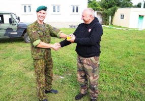Inžinerijos bataliono kariai su keturkojais augintiniais kremta mokslus kinologų mokymuose - 2