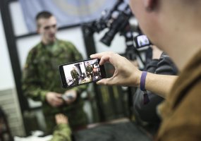 Eksperimentas turniketų kokybei patikrinti – įtaisą karo medikai pamėgino sulaužyti patys  - 1