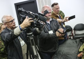 Eksperimentas turniketų kokybei patikrinti – įtaisą karo medikai pamėgino sulaužyti patys  - 2