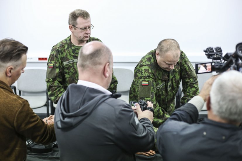 Eksperimentas turniketų kokybei patikrinti – įtaisą karo medikai pamėgino sulaužyti patys 