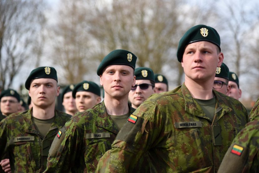 Tarnybą pradeda 1,5 tūkst. nuolatinės privalomosios pradinės karo tarnybos karių