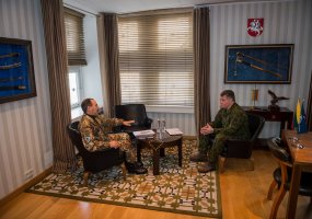 Lietuvoje lankėsi NATO Jungtinių pajėgų vadavietės Brunsume vadas  - 1
