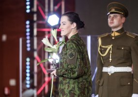 Lietuvos karžygio statulėlė įteikta nuo užpuolikų Indijos pilietį apgynusiam ir sužeistam kariui... - 1