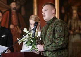 Lietuvos karžygio statulėlė įteikta nuo užpuolikų Indijos pilietį apgynusiam ir sužeistam kariui... - 4