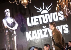 Lietuvos karžygio statulėlė įteikta nuo užpuolikų Indijos pilietį apgynusiam ir sužeistam kariui... - 6