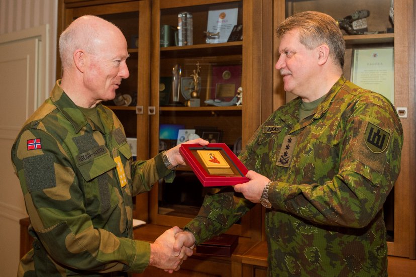 Po vizito Lietuvoje Norvegijos kariuomenės vadas liko patenkintas jo karių tarnybos sąlygomis ir...