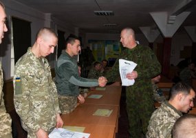 Ukrainos kariams įteikti Bazinio kario kurso baigimo pažymėjimai - 1