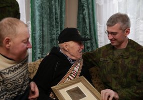 Butigeidžio dragūnų bataliono kariai pasveikino 100 metų sulaukusį tarpukario Butegeidžio pulke... - 4