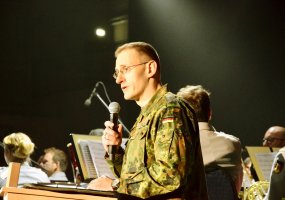 Jonavos sporto arenoje vyko Kalėdinis NATO priešakinių pajėgų bataliono organizuotas koncertas... - 2