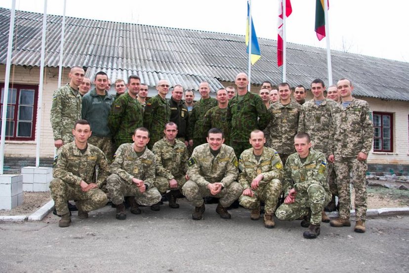 Ukrainos kariams įteikti Bazinio kario kurso baigimo pažymėjimai