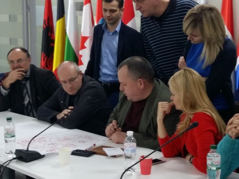 Lietuvos kariuomenės atstovai Ukrainoje dalijosi patirtimi stiprinant atsparumą informacinėms...